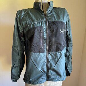 Arc'Teryx Women's Large Dark Green Windbreaker with black accents - Full Zip